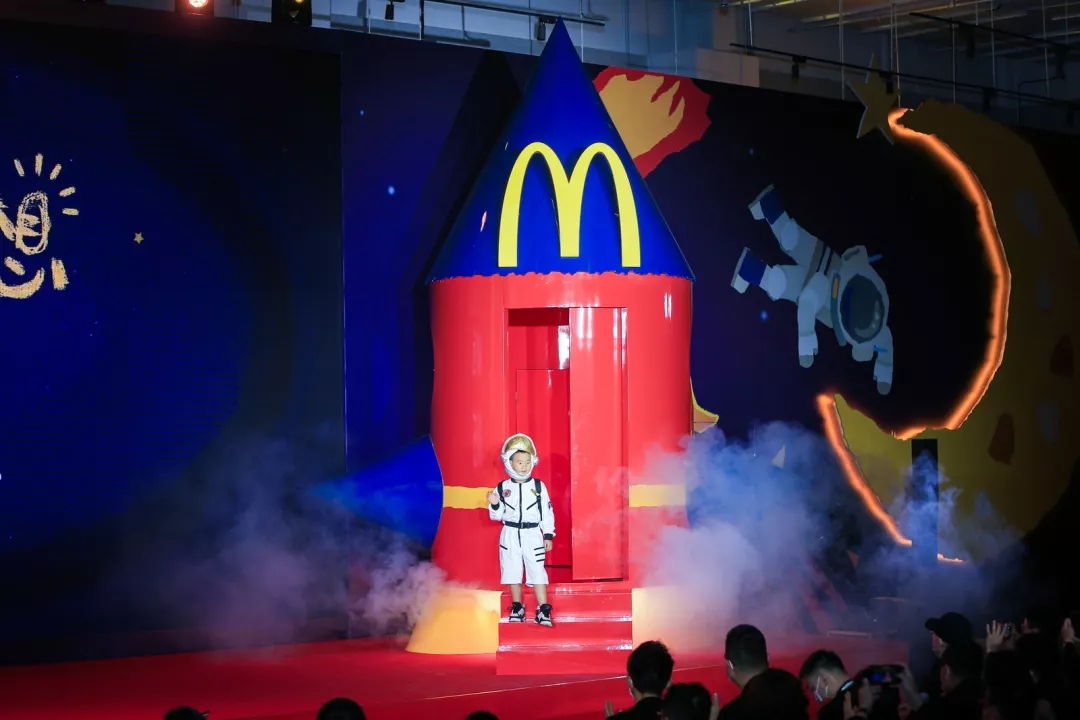 佛山麦当劳中国为孩子“点亮梦想”，带你上天！